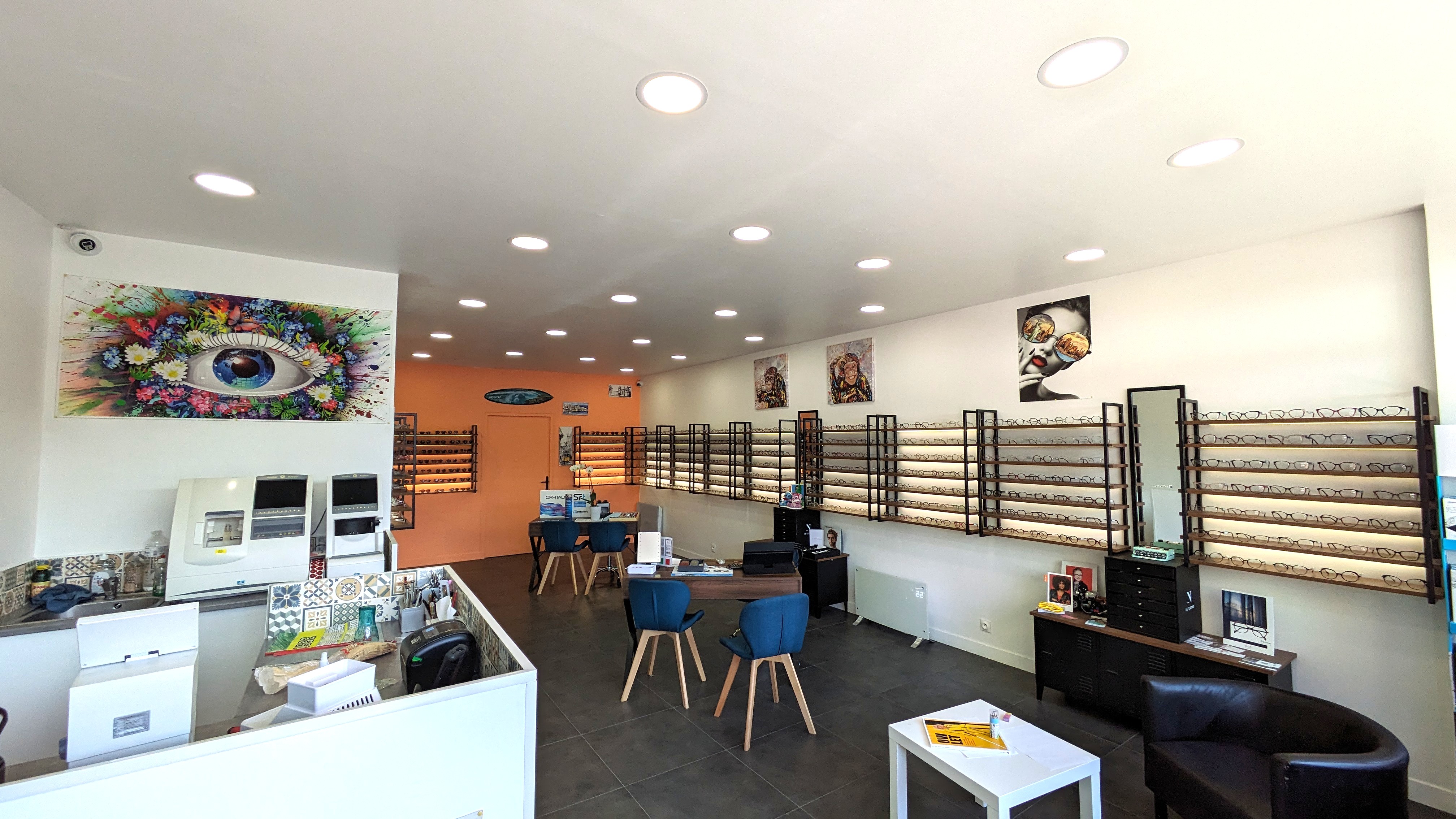 Intérieur du magasin Au Plaisir de Voir à Neuilly-Plaisance